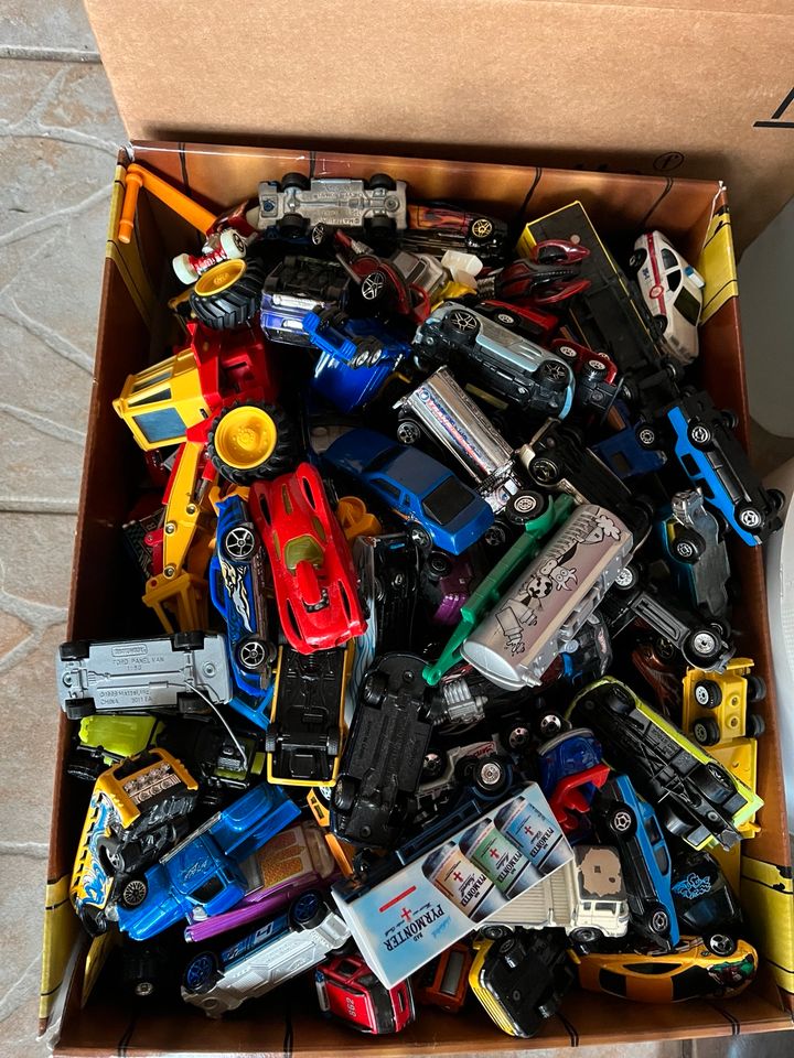 Kiste voller Spielzeugautos in Pattensen