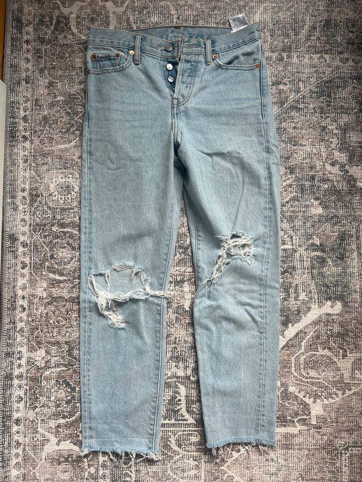 Levi’s Jeans 501 ripped Gr. 26 in Hamburg