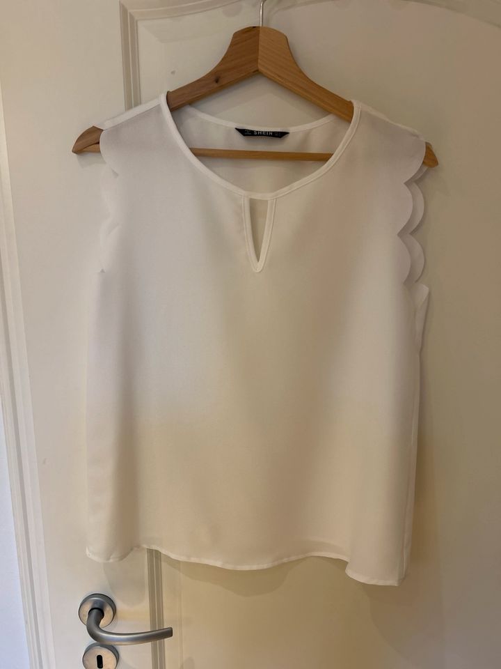 Shein Bluse weiß Top ärmellos Wellenschnitt in Fuldatal