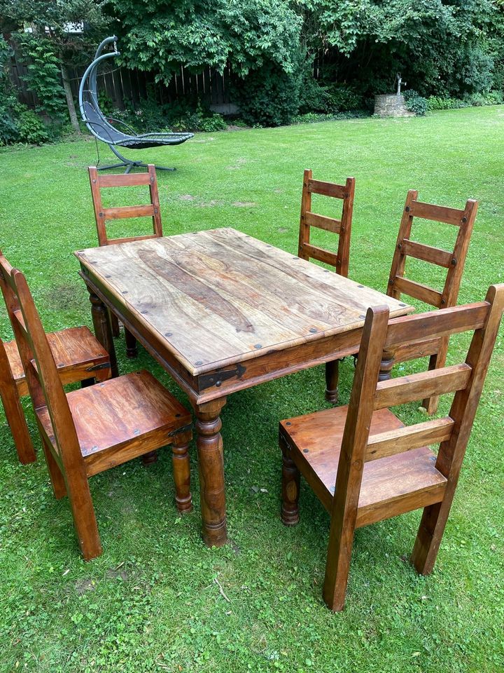 Esstisch und 6 Stühle aus Massivholz in Pattensen