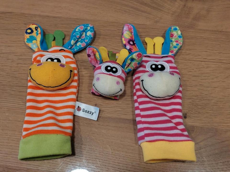 Spielsocken/ -armband für Babys mit Rassel und Knisterohren in Mendig