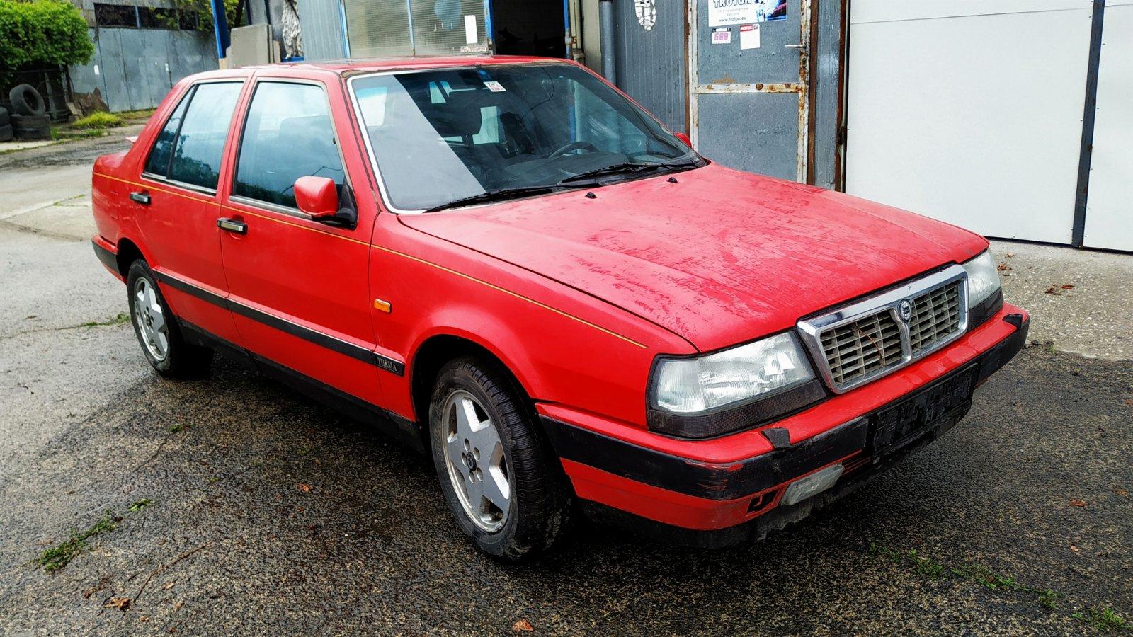 Abbildung des Autos Lancia Thema 8.32 Rosso …