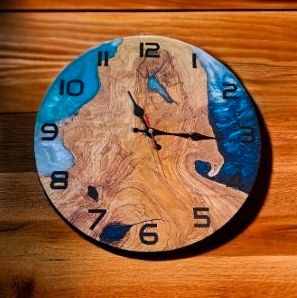 Uhr aus Holz in Ober-Mörlen