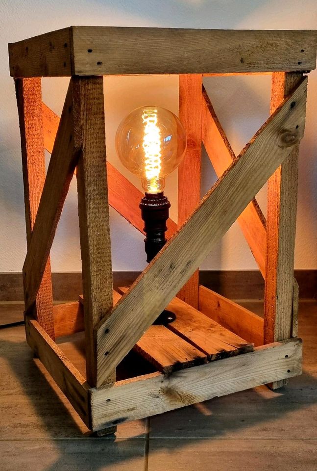 Designerlampe Stehlampe Lampe Weinkistem in Mauchenheim