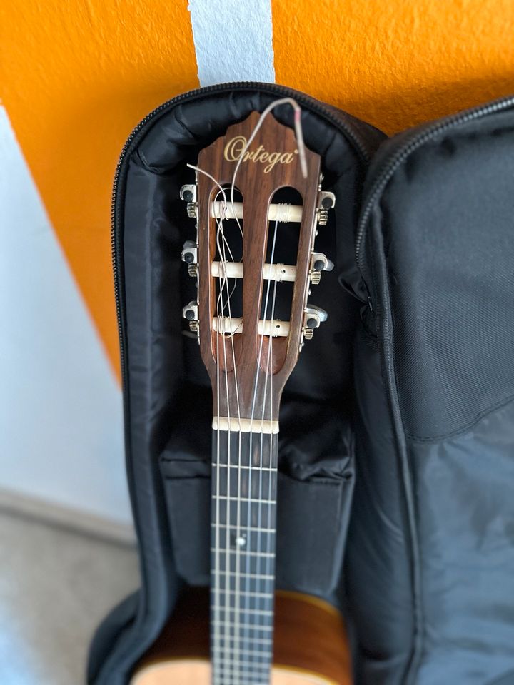 Ortega Gitarre 1/2 mit Tasche in Pommersfelden