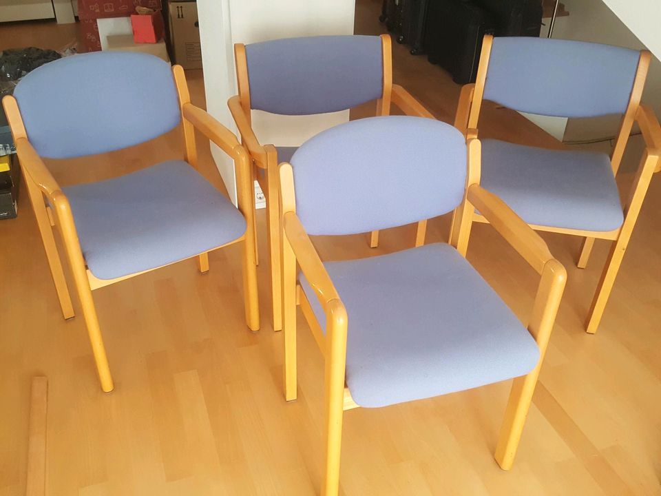 Stühle aus Buchenholz mit Stoffbezug in Oberboihingen