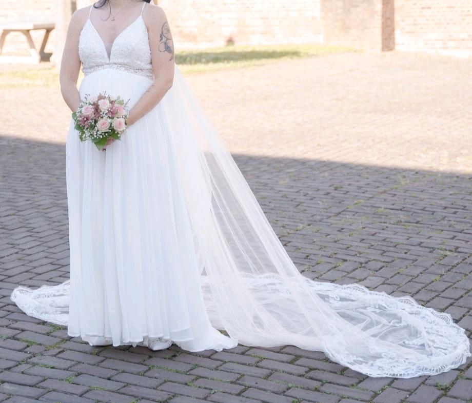 Brautkleid / Hochzeitskleid mit Schleier in Jülich