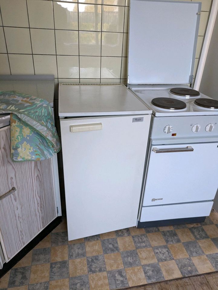 Kochfeld mit Ofen, Spüle und Kühlschrank in Regensburg