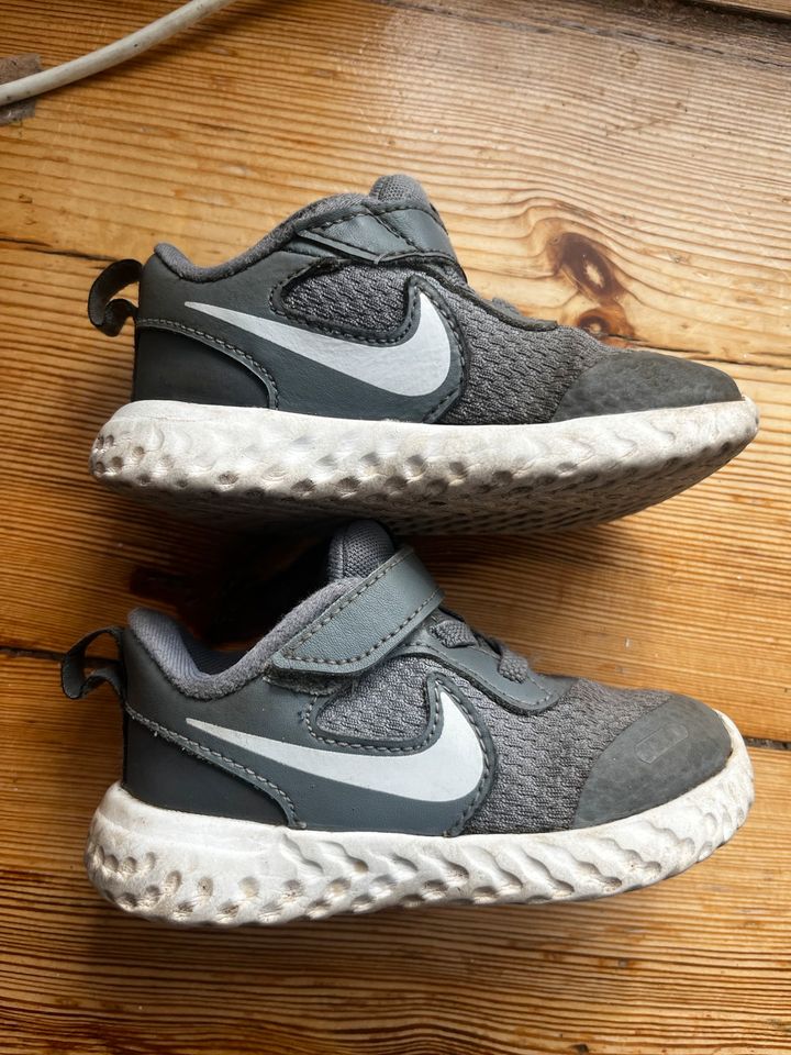 Nike Kinderschuhe - Größe 22 in Berlin