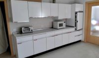 18 WEißE Küchenschränke Küchenzeil Arbeitsplatte 2,80m und 2,10m Hessen - Kirtorf Vorschau