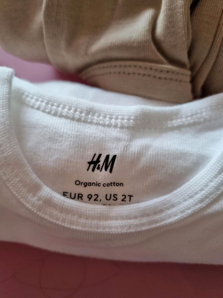 2 bodys langarm neu H&M 92 in Falkensee