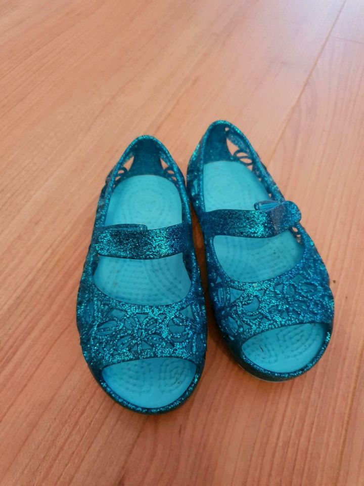 Crocs Schuhe Größe C7 23- 24 Kinderschuhe blau glitzern in Minden