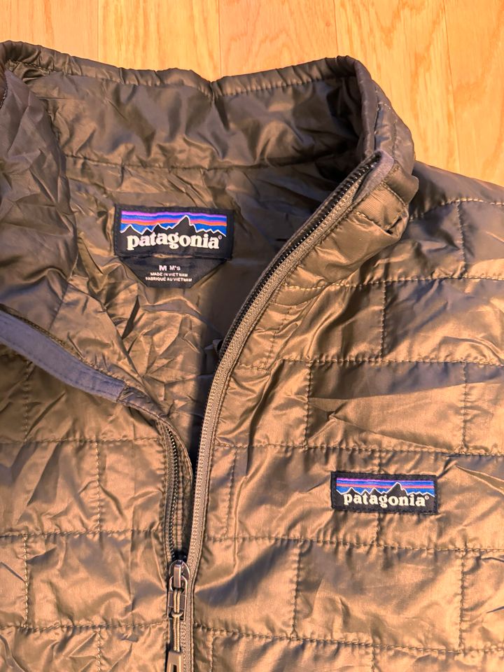 Patagonia Nano Puff Daunenjacke in oliv-grün in Düsseldorf