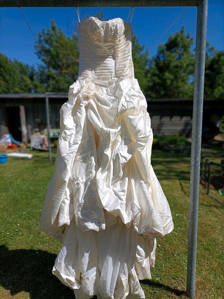 Hochzeitskleid 34-36 zum schnüren Schleppe, Schuhe 39 in Grevesmuehlen