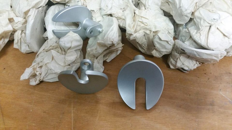 Kleiderhaken "NEU" aus Aluminium silber eloxiert 39 Stück in Solingen