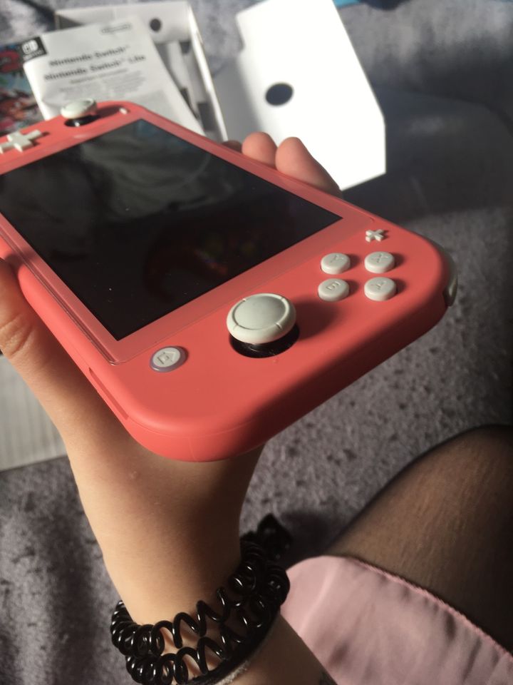 Nintendo switch lite coral Koralle Wie neu top Zustand in Döbeln