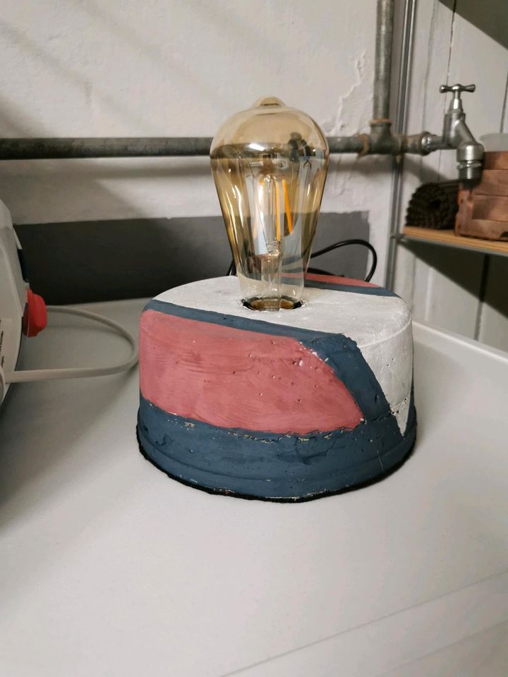 Diy Betonlampe mit Glühbirne in Mücke