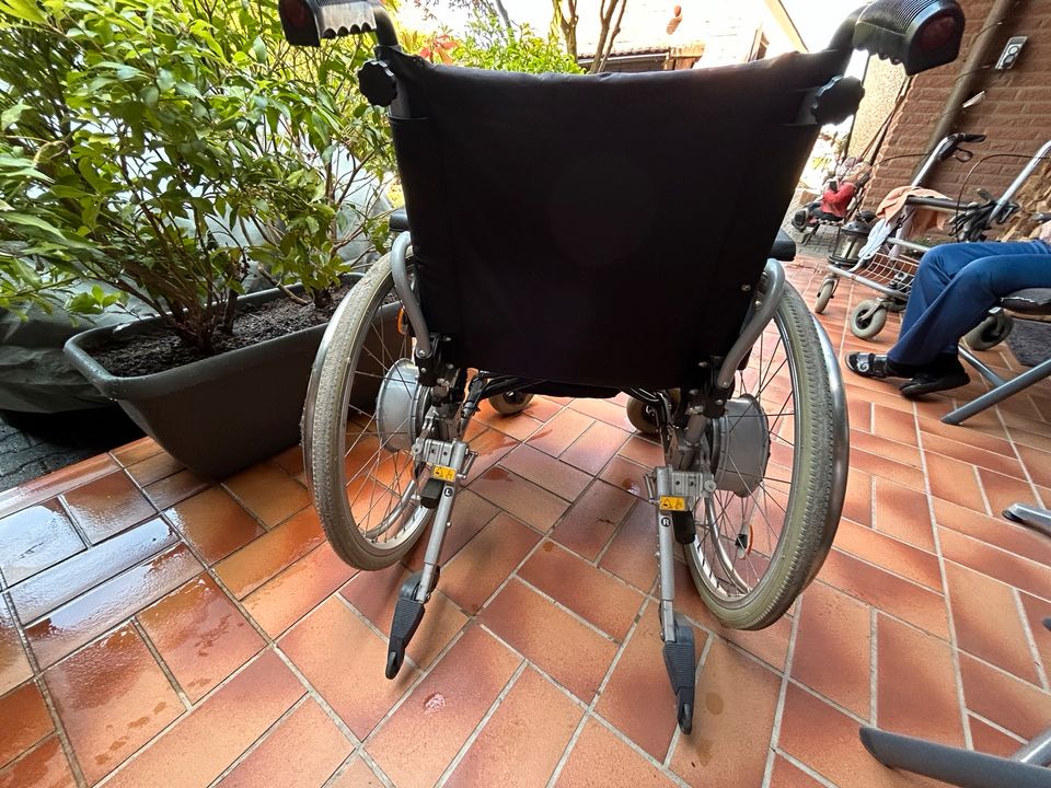 Rollstuhl mit E-Antrieb, Ladegerät und Wechselakku in Köln Vogelsang