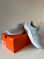 W Nike legend essential 3 nn, Neu, Silber, 8,5, 40 Nordrhein-Westfalen - Euskirchen Vorschau