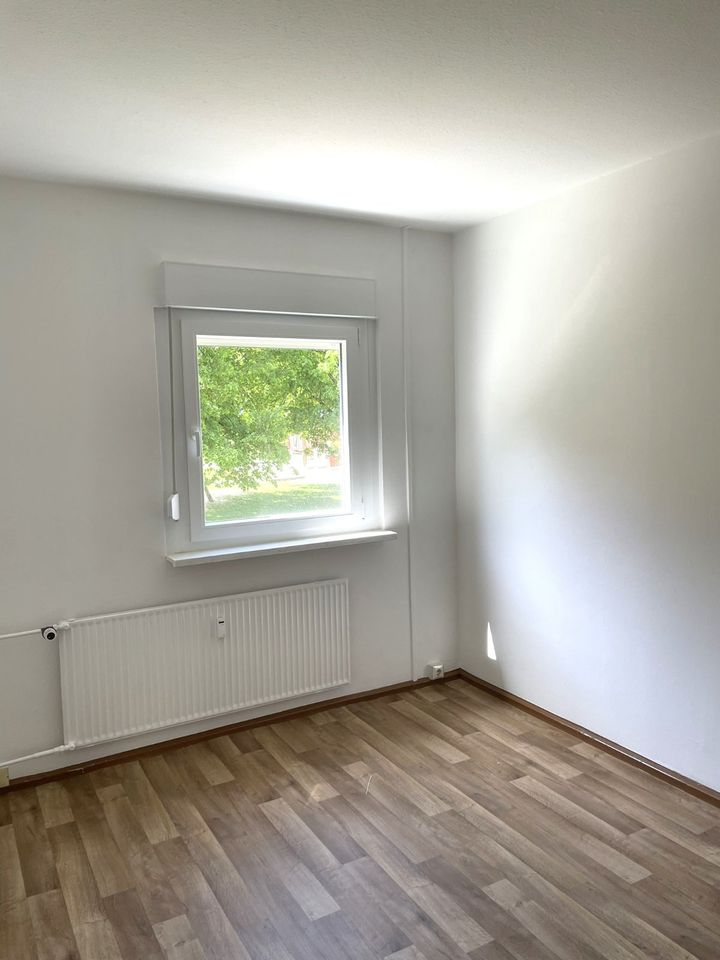 Schmölln, Gemütliche 3-Zimmer-Wohnung im 1. Obergeschoss mit Balkon und Badewanne in Schmoelln