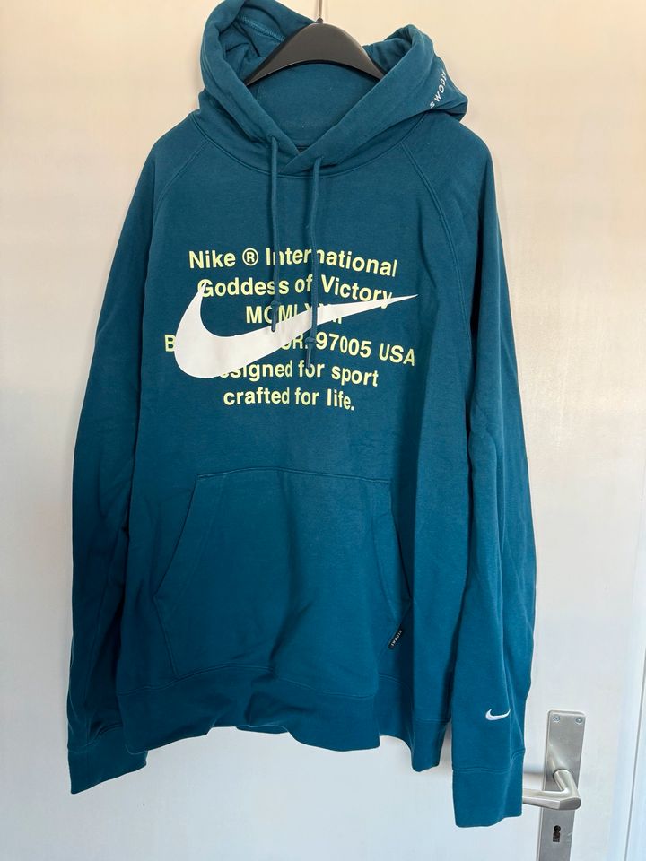 Nike Hoodie L in Lahntal