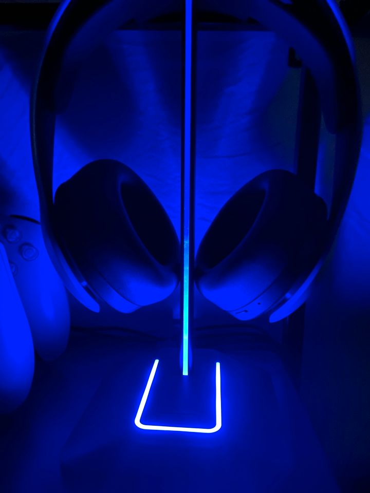 Kopfhörerhalter mit RGB- Berleuchtung mit 2 Outputs zum Geräteauf in Sulzfeld