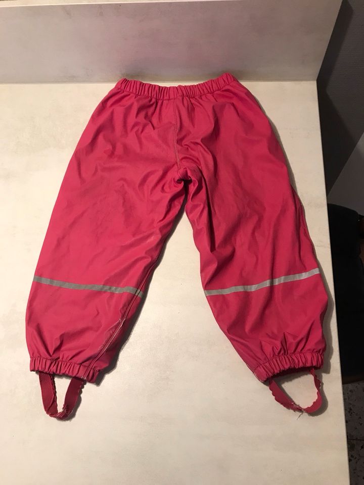 Bekleidungspaket Hosen,Rock,Pullover,Matschhose Gr.104 in Böklund