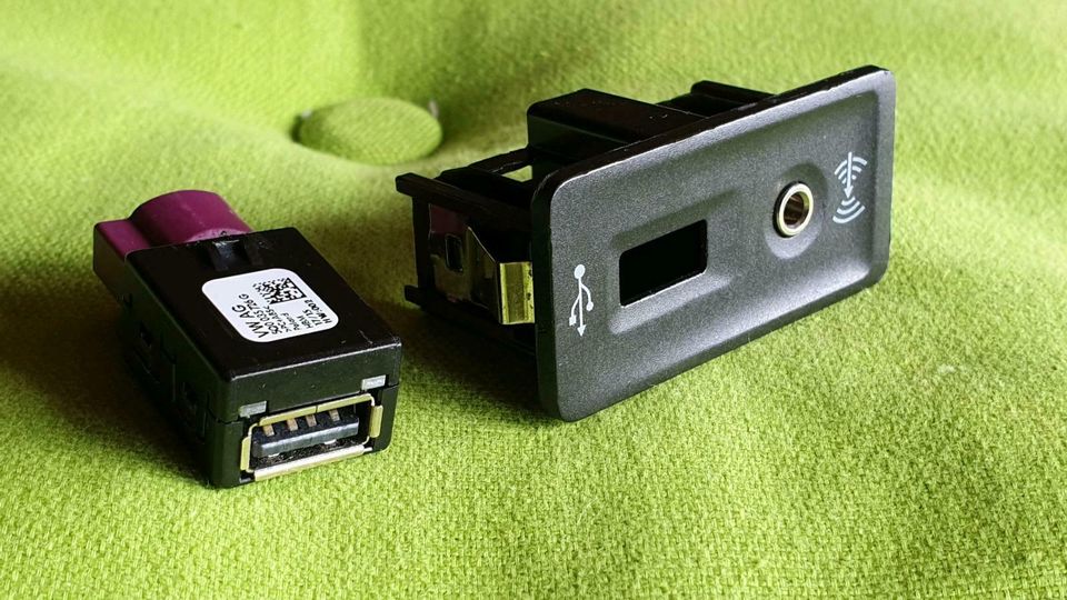 VW USB Media-IN Buchse mit AUX (Line-IN, 3,5 Klinke) 5G0035222 F in Haibach Unterfr.
