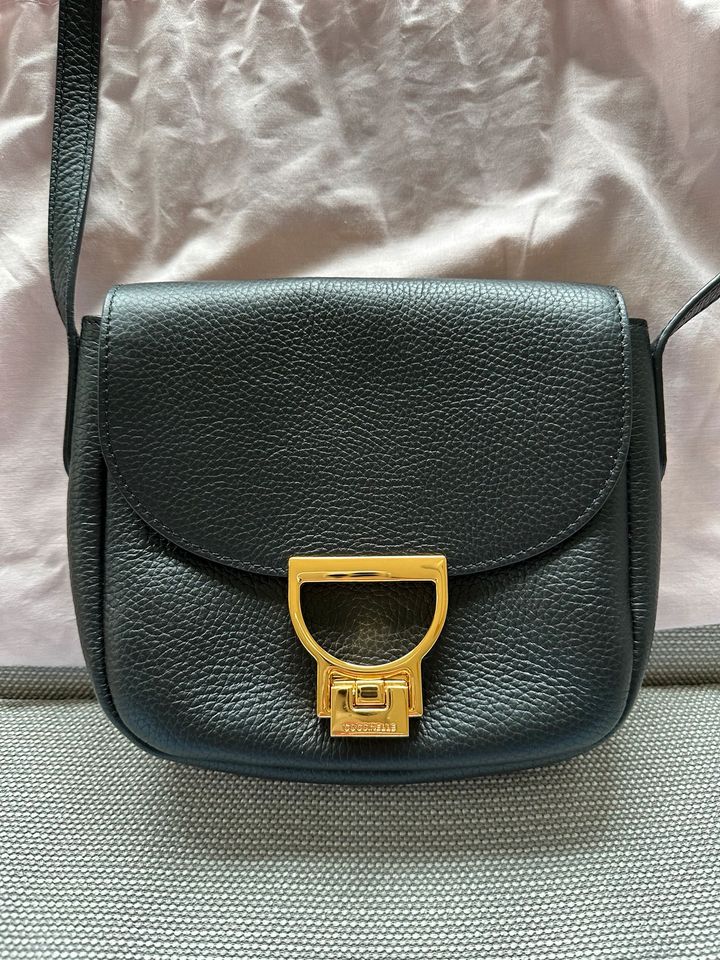 Coccinelle Arlettis Damen Tasche, schwarz gold in Bielefeld