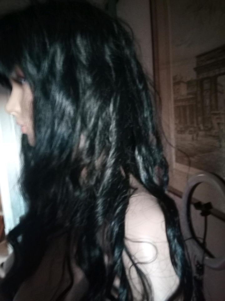 Schwarze Perücke langes etwas lockiges Haar  mit Ponyfrisur  Neu in Tröstau