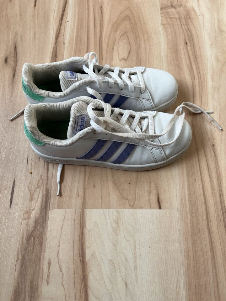 Adidas sneaker Mädchen  Größe 36 in Pegnitz