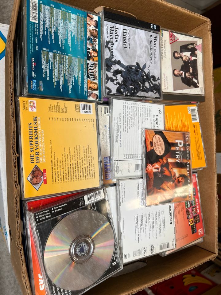 Viele cds und DVDs 5 Bananen Kisten in Berlin