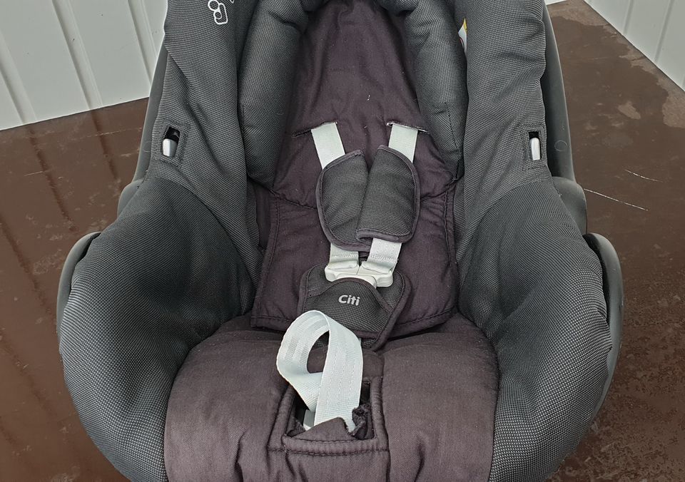 Maxi Cosi Babyschale Aufsatz Kinderwagen Auto Beifahrersitz in Bernhardswald