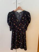 Sommerkleid mit Puffärmeln und Kirschmuster – Größe S Berlin - Spandau Vorschau