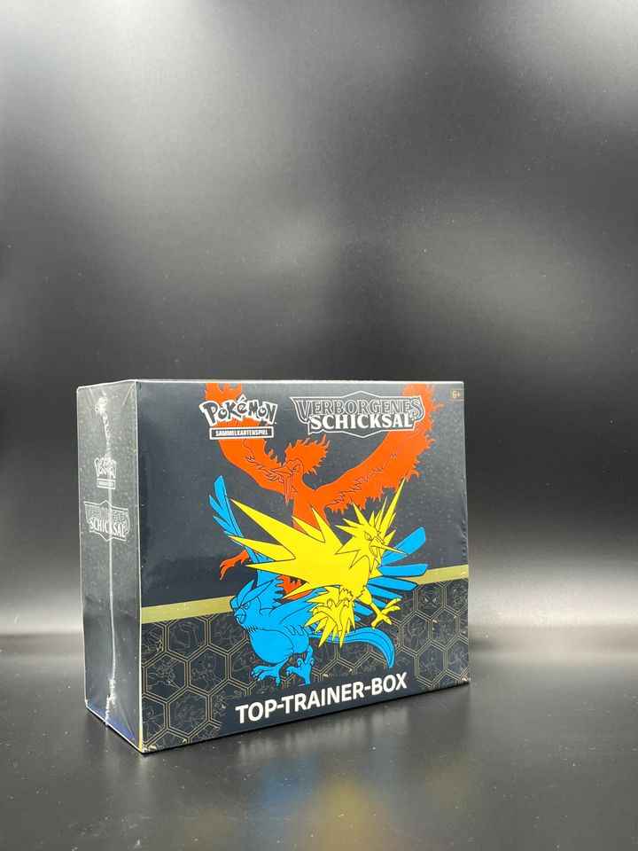 Pokemon Karten Verborgenes Schicksal Top Trainer Box Deutsch Neu in Essen