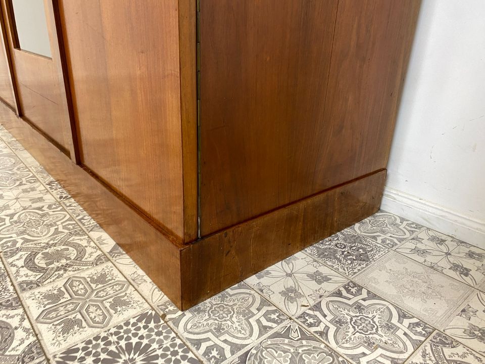 WMK Wunderschöner und gut erhaltener antiker Kleiderschrank aus vollem Holz mit Glastüren und hübschen Holzapplikationen # Schrank Schlafzimmerschrank Wäscheschrank Dielenschrank Jugendstil Vintage in Berlin