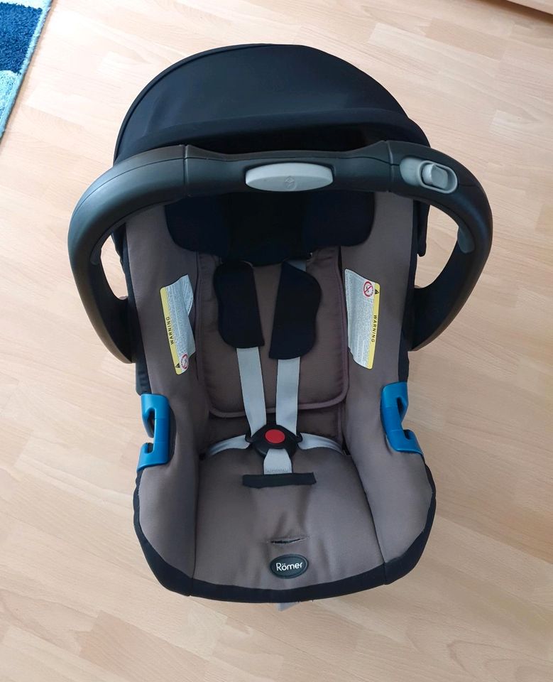 Babyschale von Britax Römer mit ISOFIX Station in Lohfelden