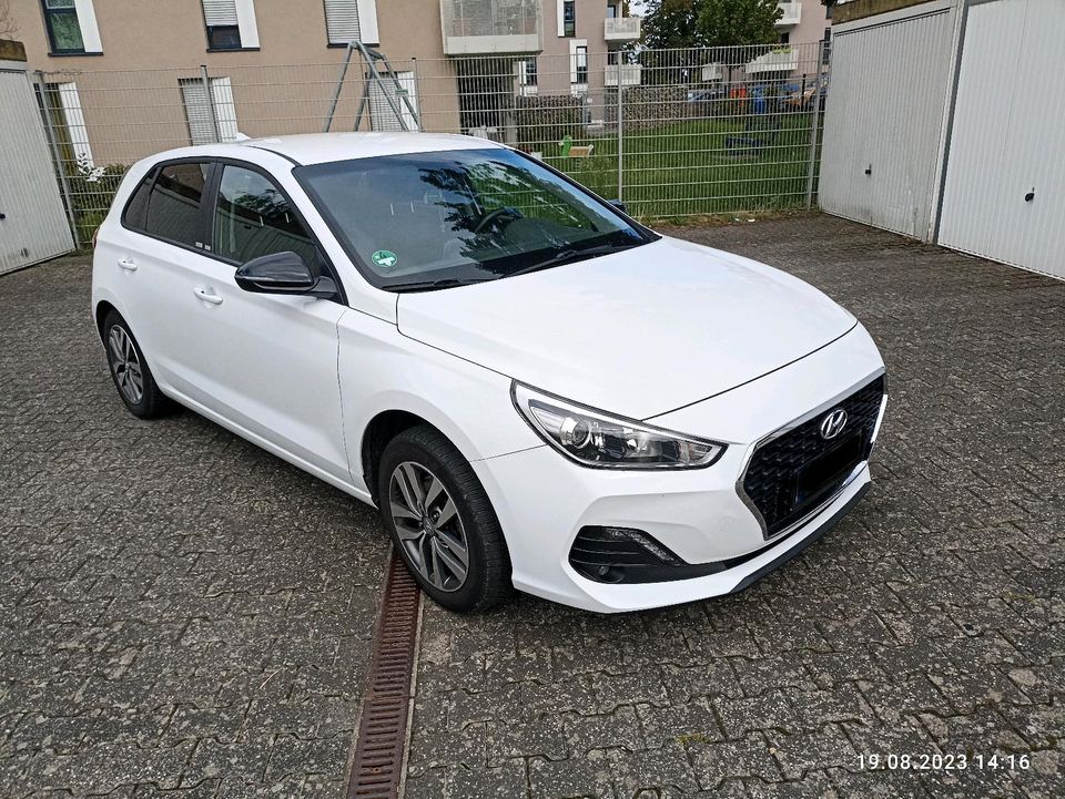 Hyundai i30 Diesel 33100km Garagenfahrzeug Nichtraucher Tierfrei in Euskirchen