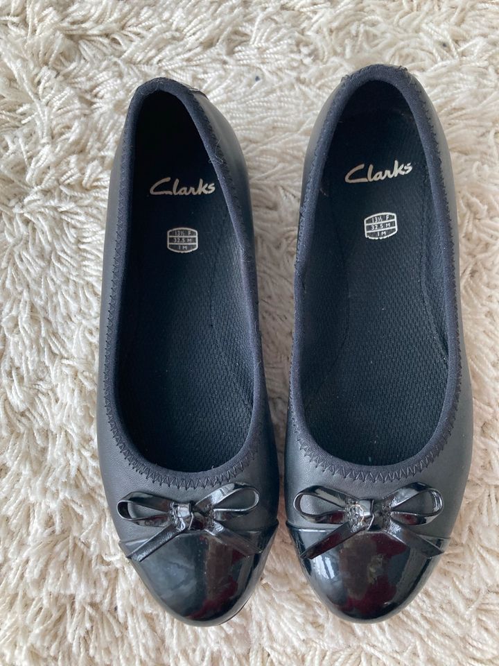 Neuwertige schwarze Lack Ballerinas Clarks 32.5 in Steinhöring