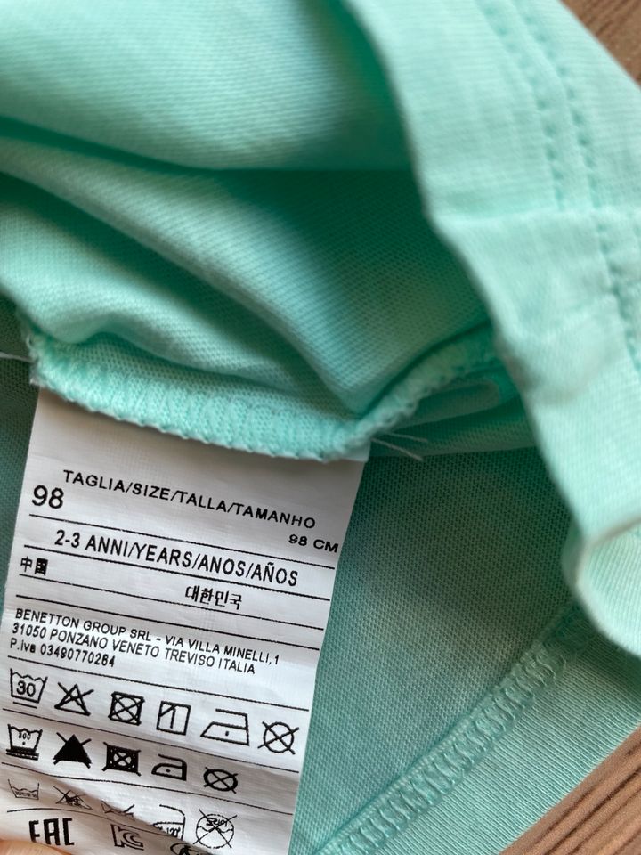 T-Shirt Größe 98, United colors of Benetton in Eichenbühl