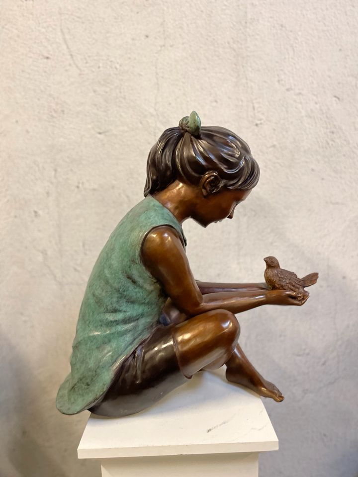 Mädchen mit Taube - Bronzefigur in Wickede (Ruhr)