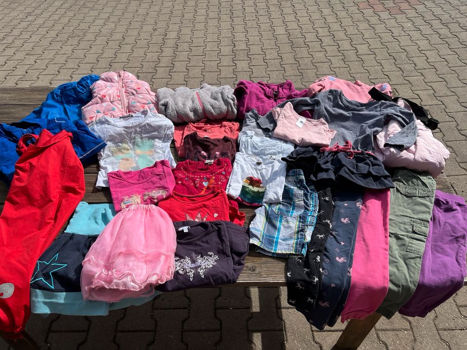 Kleidungspaket Mädchen 98/104 großes Set, Hosen, Shirts, Pulli in Murnau am Staffelsee