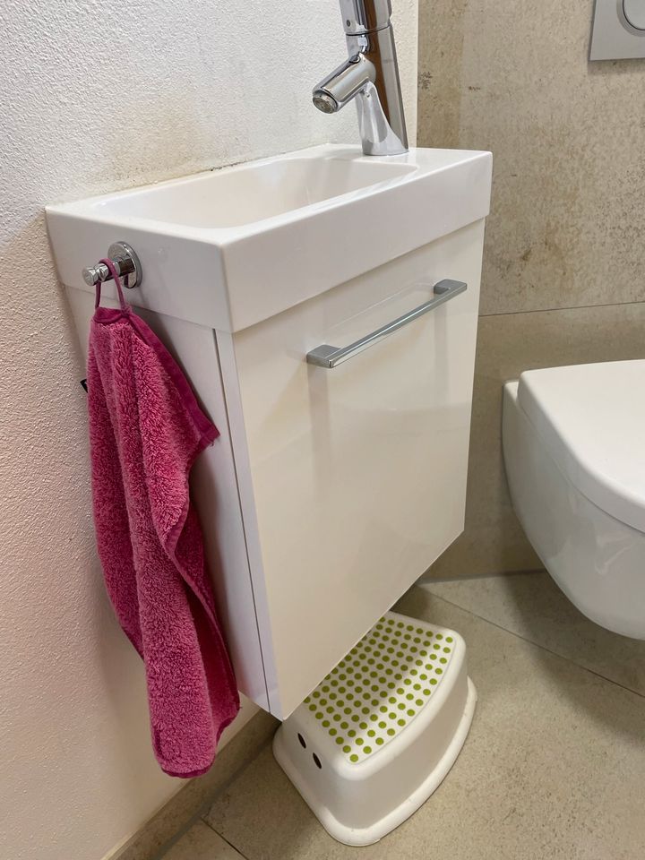 Waschbecken mit Unterschrank und Armatur klein Gäste WC in Sinzing