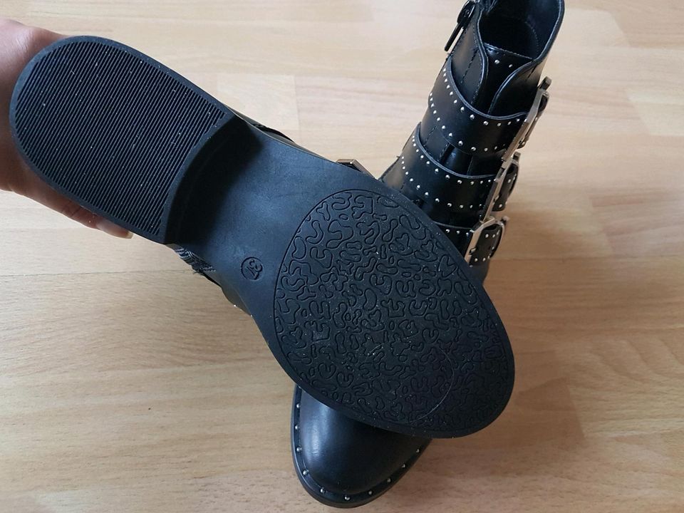 neue, schwarze Boots in Größe 37 in Solingen