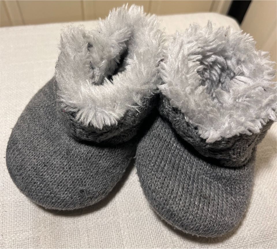 Kuschelschuhe Hausschuhe für Babies Paar 3€ in Monheim am Rhein