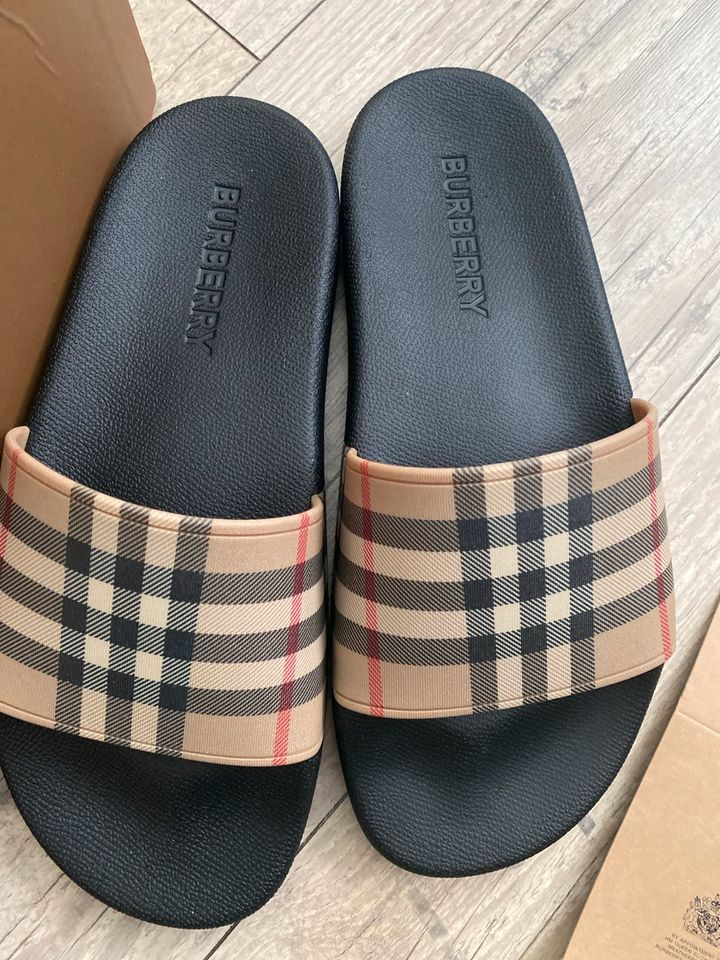 Burberry Latschen Sandalen in Herzogenrath