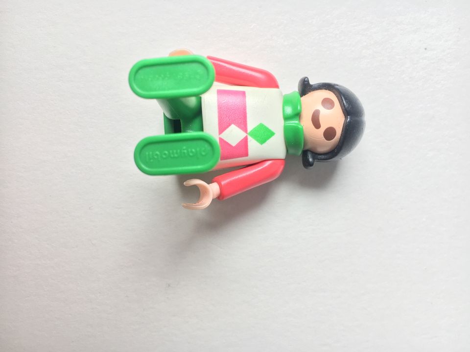 Playmobil Figur Kind grün rosa mit weissem Oberteil Schwarze Haar in Frankfurt am Main