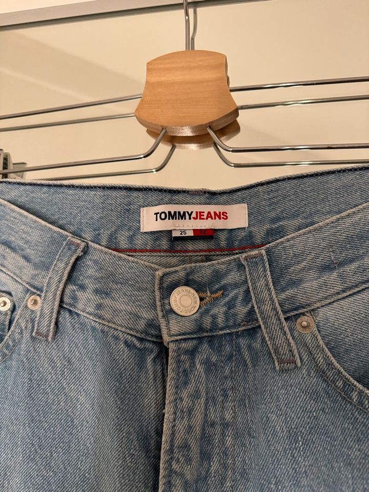 Tommy Jeans Betsy Mid Rise Loose Jeans in Hilden