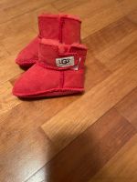 Baby Schuhe Krabbelschuhe Größe 23 von UGG rot Hausschuhe Baden-Württemberg - Ostfildern Vorschau