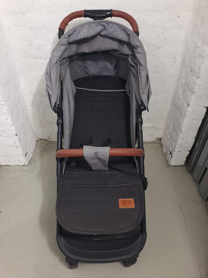 Stabiler Kinderwagen mit Fußabdeckung und neuem Regenschutz in Leipzig